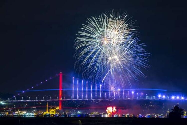Nefes kesen kareler! İstanbul'da yeni yıl coşkusu