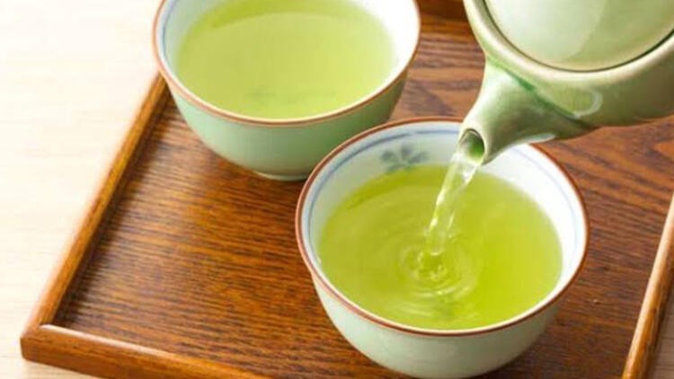 Yeşil çay içmek ömrü uzatıyor