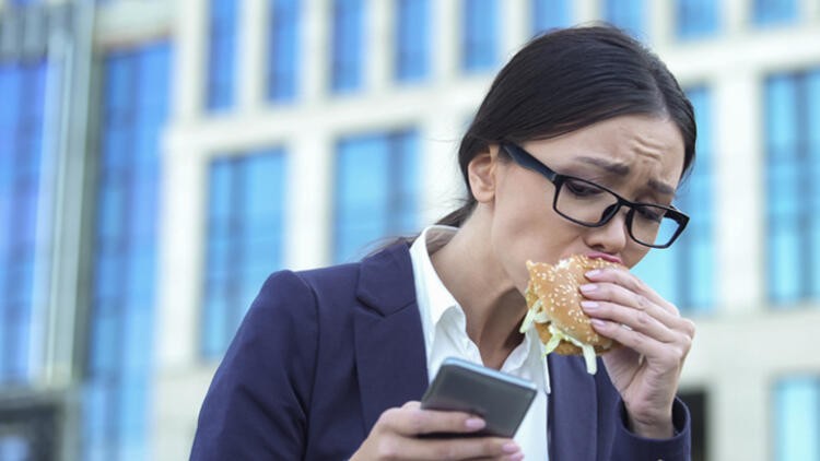 Aşırı yemeyi durdurmak için yapacağınız 10 basit şey