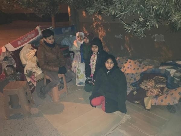 Akhisarlılar soğuk havaya rağmen evlerine giremedi