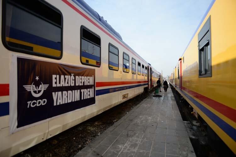 TCDD'nin yardım treni Elazığ'a ulaştı!