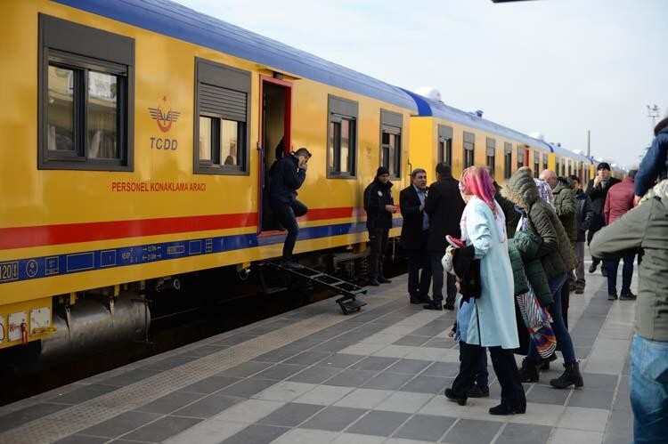 TCDD'nin yardım treni Elazığ'a ulaştı!