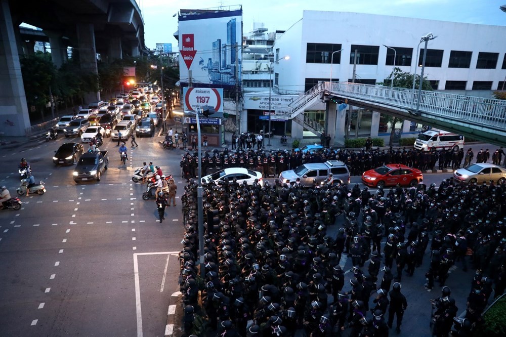 Tayland'da acil durum ilan edildi: Sokaklar polisle doldu