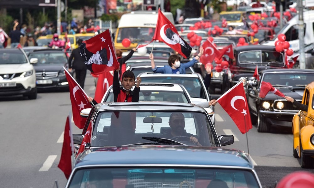Kadıköy'de klasik otomobillerden Cumhuriyet Konvoyu