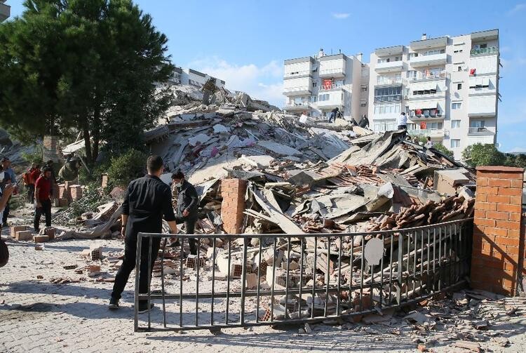 Dünya İzmir'deki deprem felaketini böyle gördü