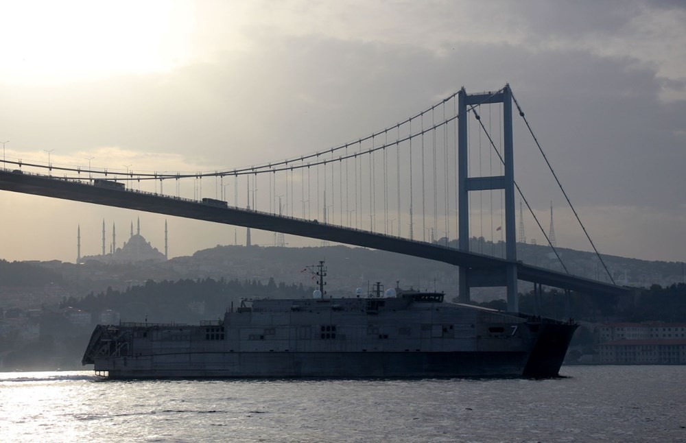ABD savaş gemisi Boğaz'dan böyle geçti