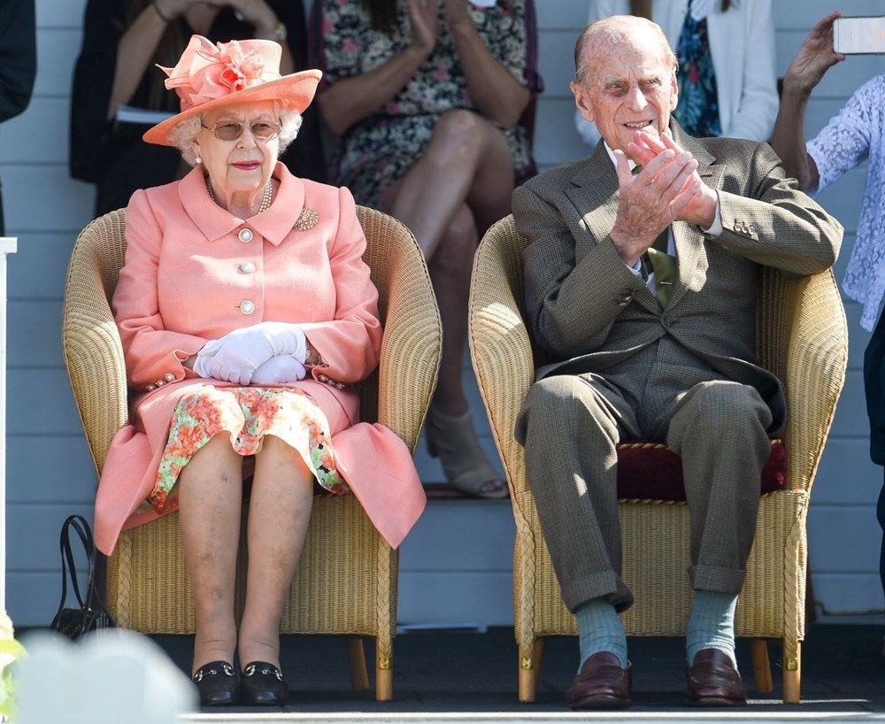 Kraliçe Elizabeth eşi Prens Philip'i bırakıp işbaşı yapıyor