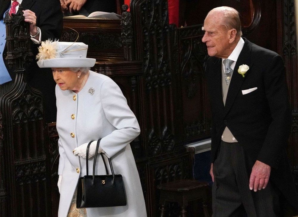 Kraliçe Elizabeth eşi Prens Philip'i bırakıp işbaşı yapıyor