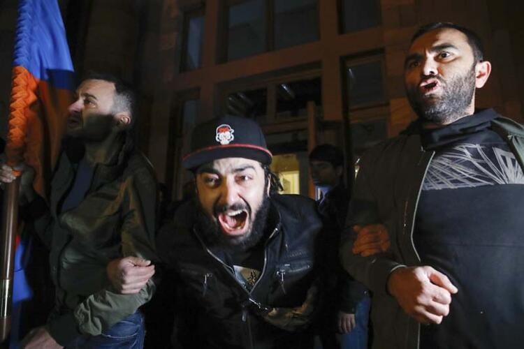 Erivan'da öfke! Halk Hükümet binasını bastı