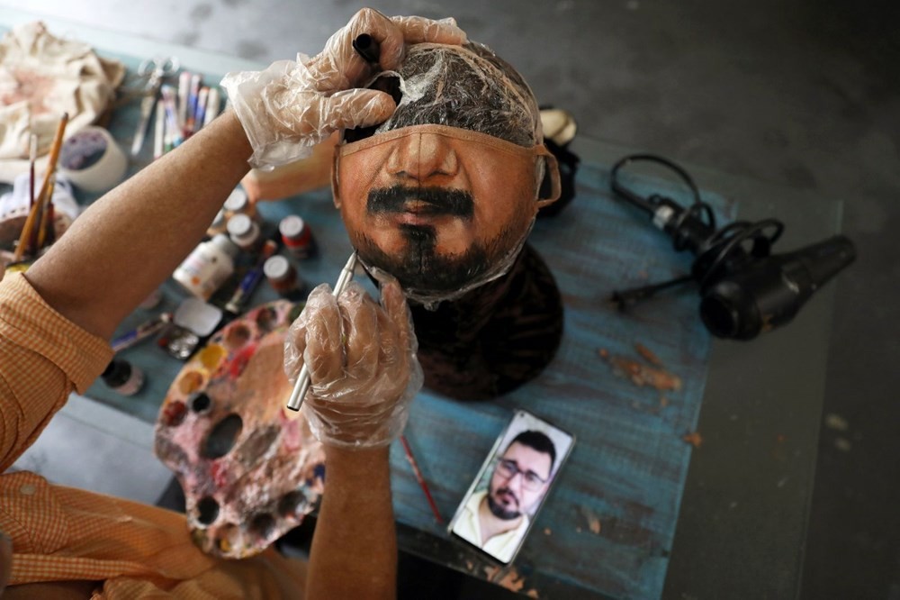 İnsanların yüzlerini gerçekçi bir şekilde tamamlayan maskeler