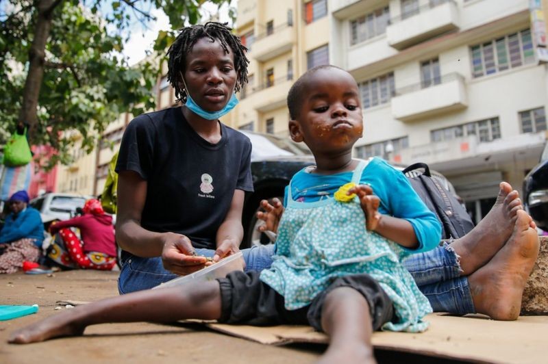 Kenya'da evsiz annelerinden çalınan bebekler karaborsada satılıyor