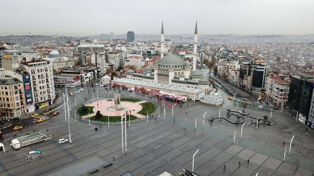 Kısıtlamalar nedeniyle boş kalan istanbul sokaklarından kareler