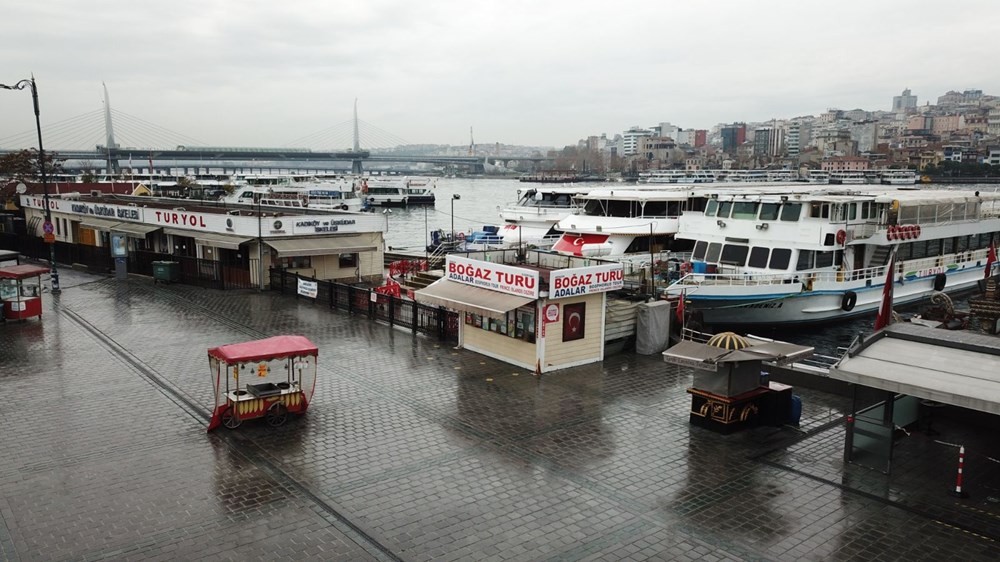 Kısıtlamalar nedeniyle boş kalan istanbul sokaklarından kareler