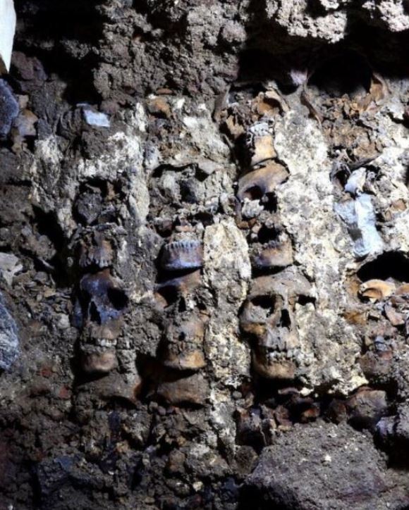 Meksika'da bulunan Aztek kafatası kulesinin yeni kısımları gün ışığına çıktı