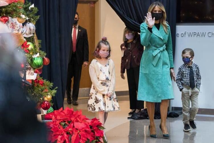 Melania Trump, hasta çocuklara maske takmadan masal okudu