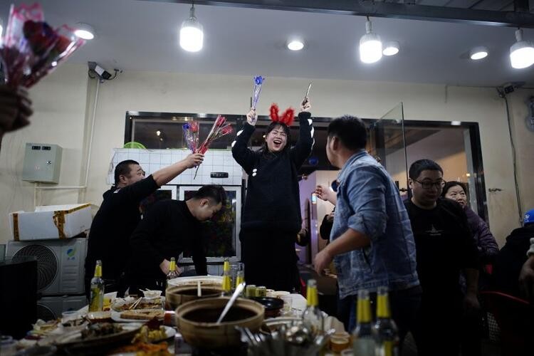 Wuhan'da gece hayatı: Partiler sokaklara taştı