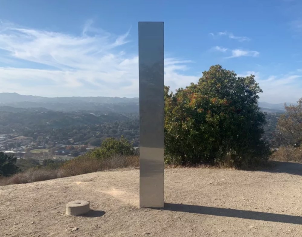 Kaliforniya’da da gizemli monolit bulundu