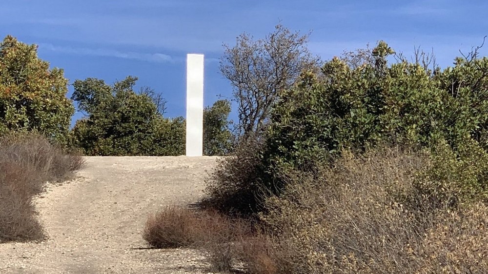 Kaliforniya’da da gizemli monolit bulundu