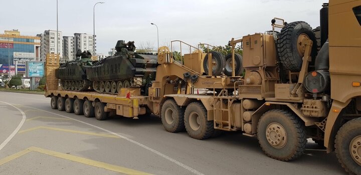 İskenderun’a trenle gelen askeri araçlar sınıra gönderildi