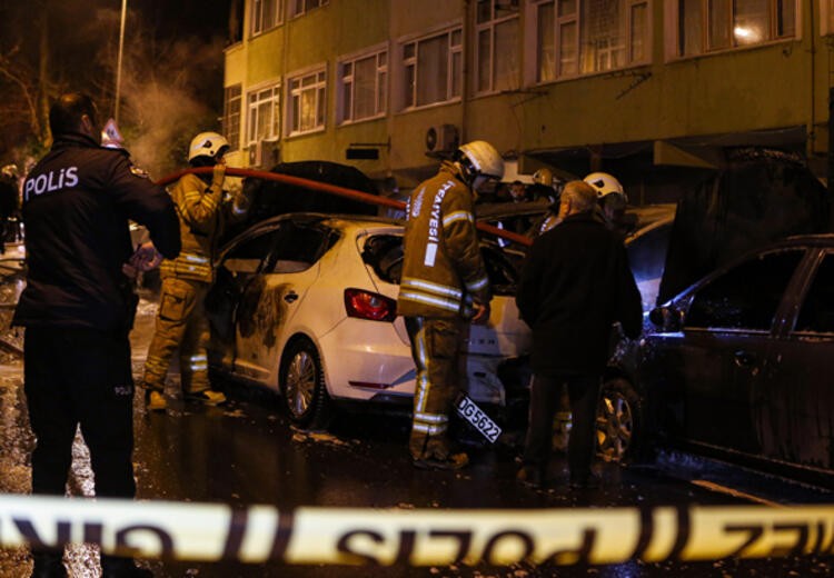 İstanbul'da gece yarısı büyük şok! Otomobilleri ateşe verdiler
