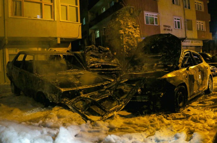 İstanbul'da gece yarısı büyük şok! Otomobilleri ateşe verdiler
