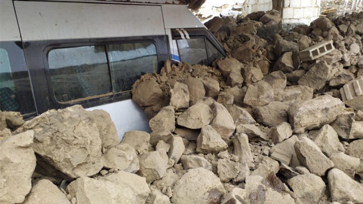 İran'da deprem oldu! Van'da onlarca ev yıkıldı