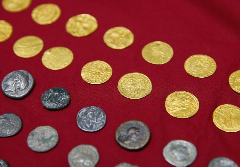 İzmir'de Lidya döneminde basılan paralar ele geçirildi