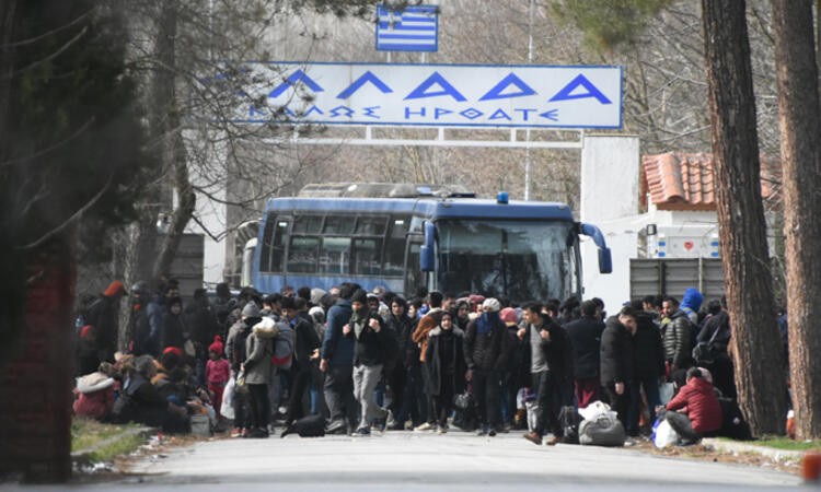 Yunanistan sınırını otobüsle kapattı
