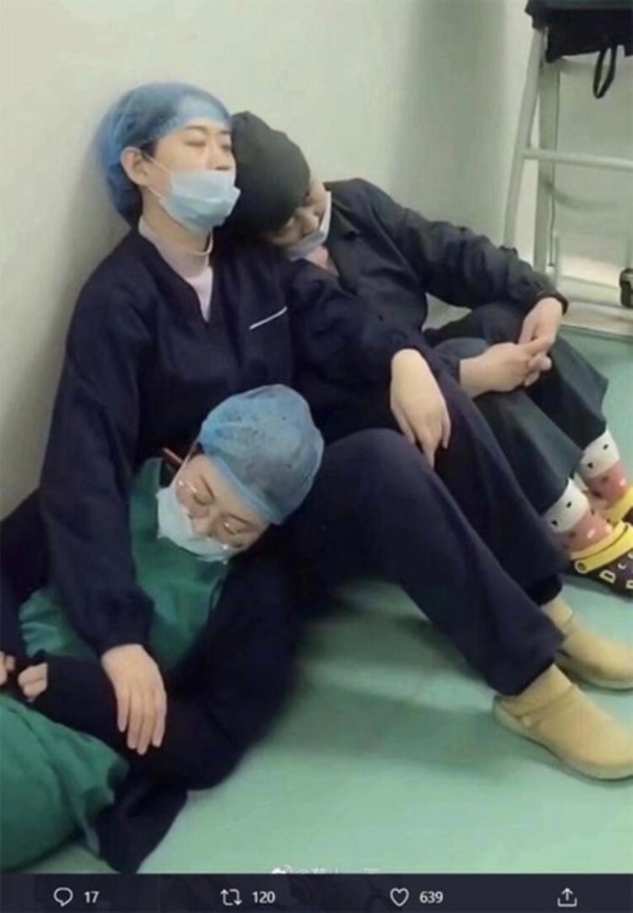 Wuhan'da çalışan sağlık personelinin ürküten görüntüleri