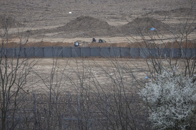 Yunanistan sınır hattına 'siper' kazıyor