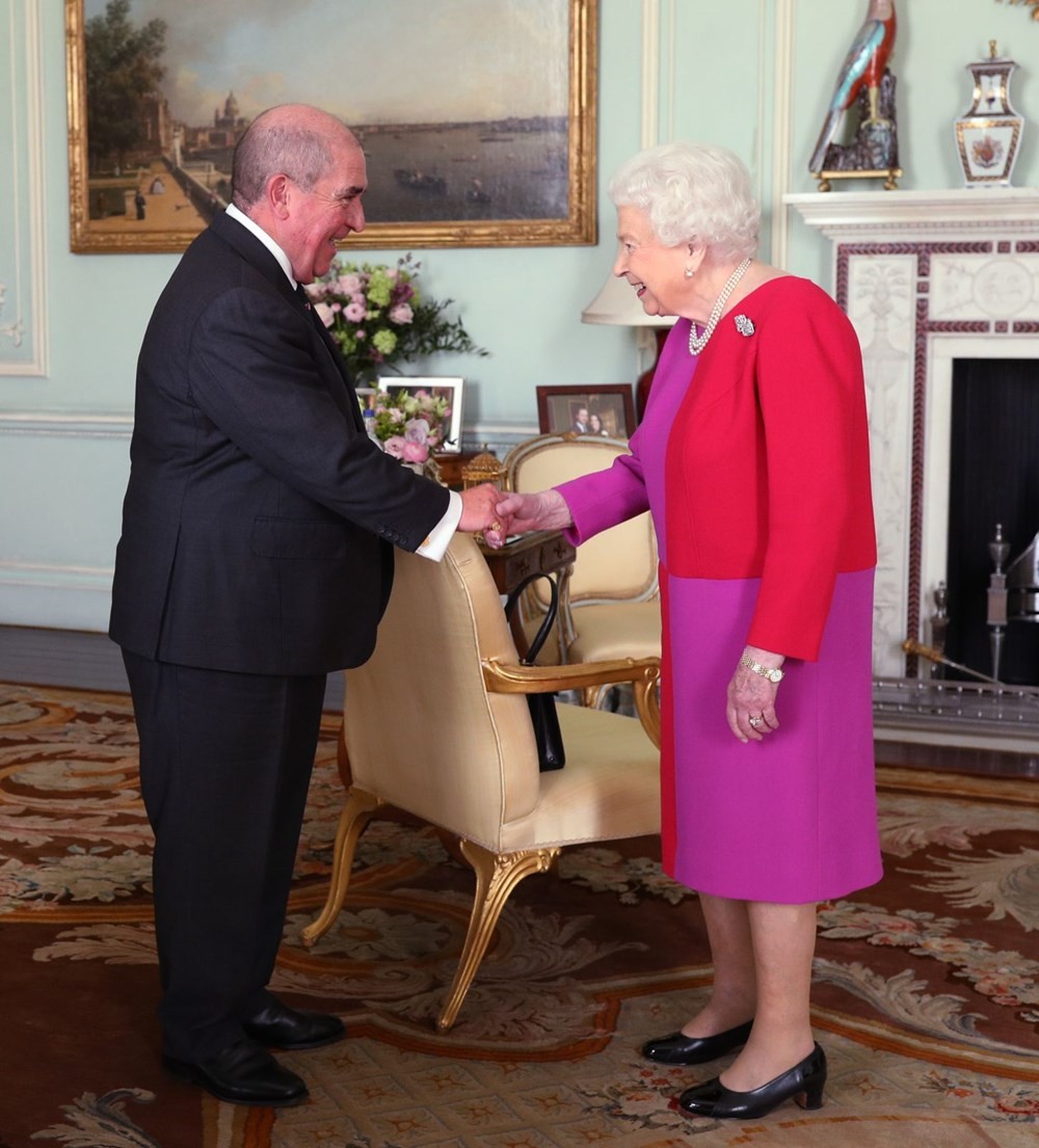 Korona nedeniyle kaçtı sanılan kraliçe Buckingham Sarayı'na dönüyor