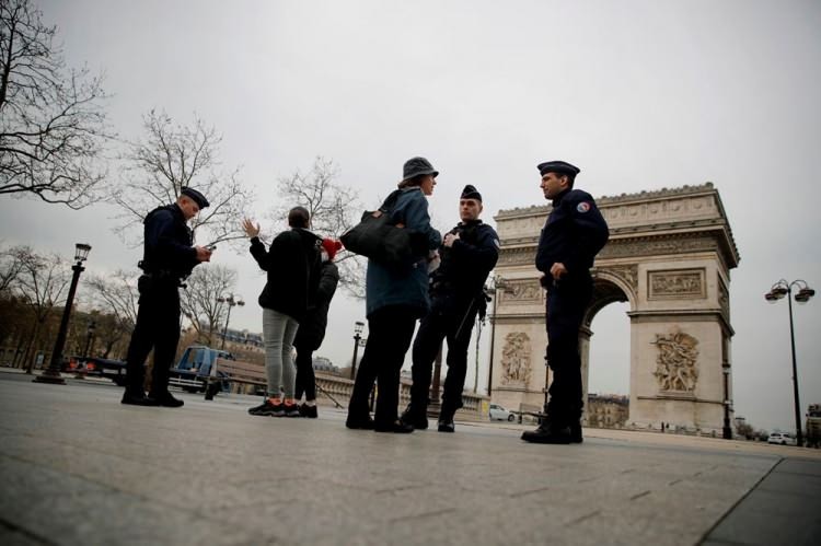 Fransa eve kapandı sokaklar boş