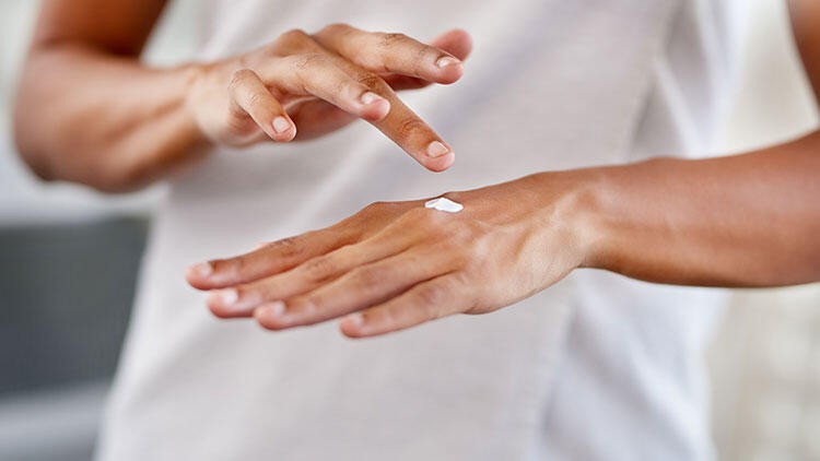 Su ve dezenfektan sebebiyle kuruyan ellerinizi iyileştirin