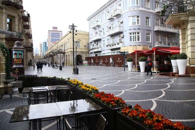 Azerbaycan'da korona virüs nedeniyle sokaklar boşaldı