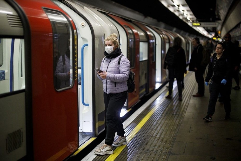 Londra metrosunda korona virüse davet çıkartan görüntüler