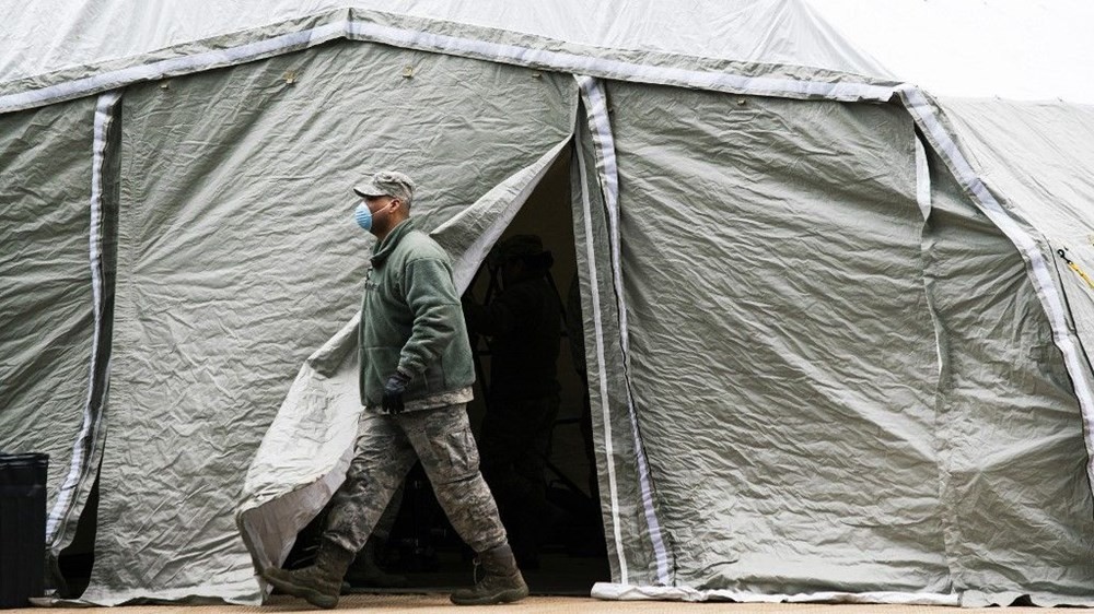 ABD hastanelerin bahçelerine çadırlar kuruyor