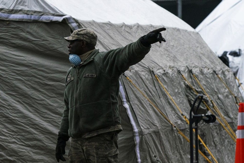 ABD hastanelerin bahçelerine çadırlar kuruyor