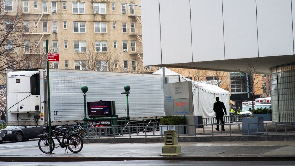New York'ta hastane önlerine mobil morglar kuruluyor