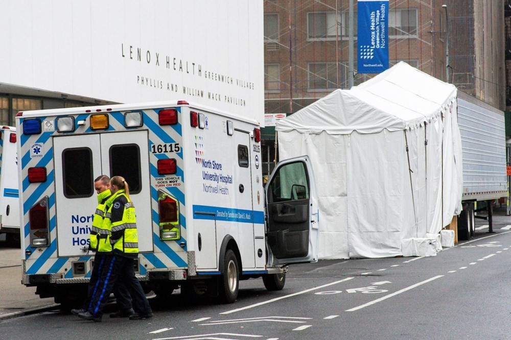 New York'ta hastane önlerine mobil morglar kuruluyor