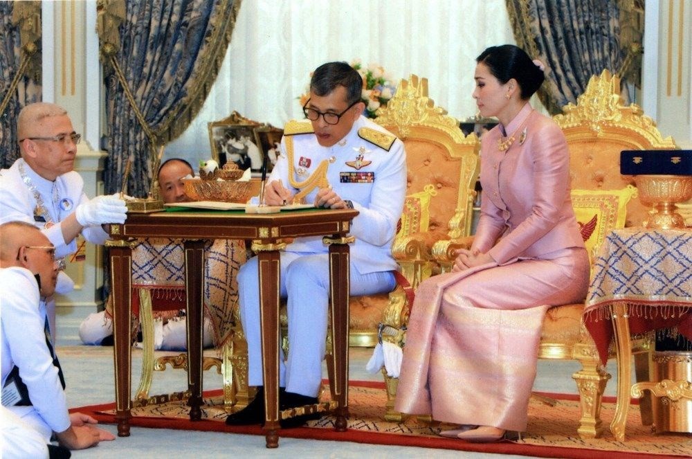 Tayland Kralı haremiyle lüks otele kapandı