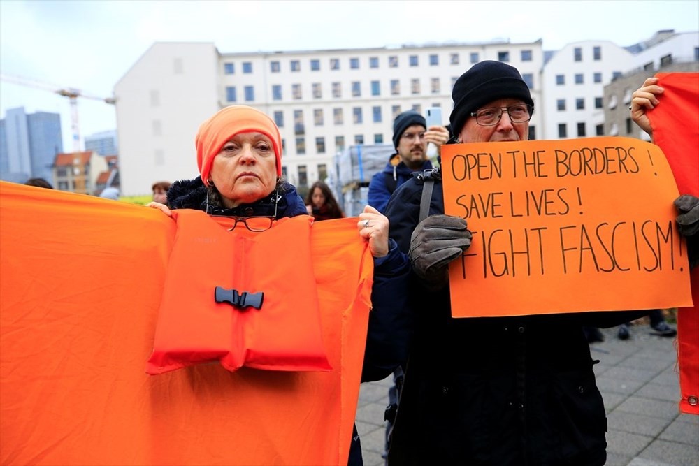 Berlin'de Merkel ve Miçotakis'e protesto