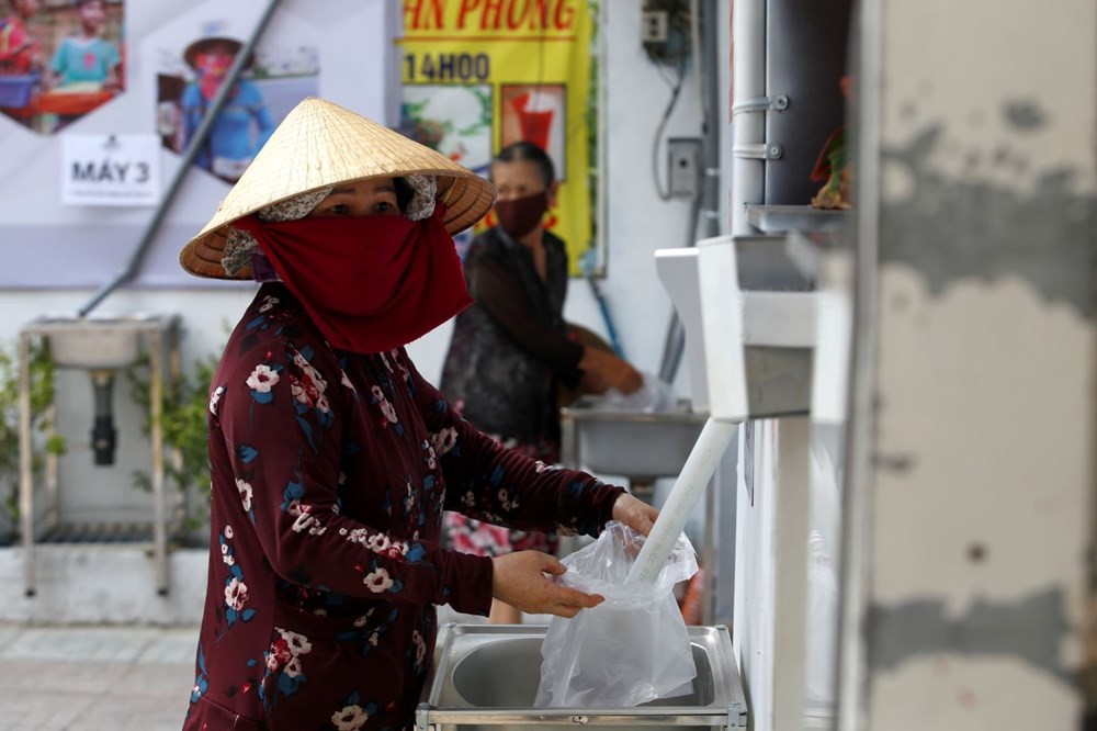 Vietnam'da 'Pirinç ATM'si karantina altındaki yoksulları besliyor