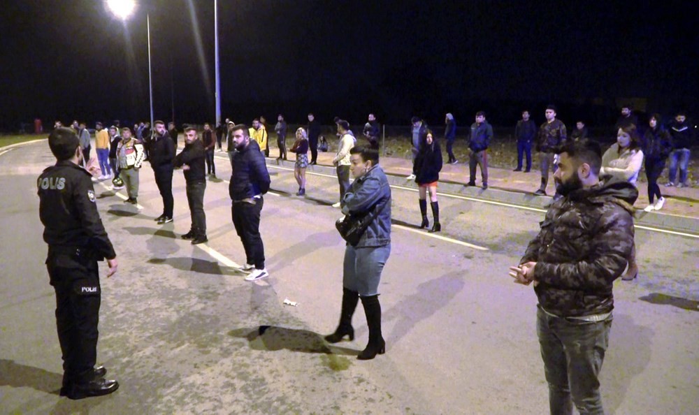 Polisten gece yarısı baskını: Önce korona önlemi sonra ceza