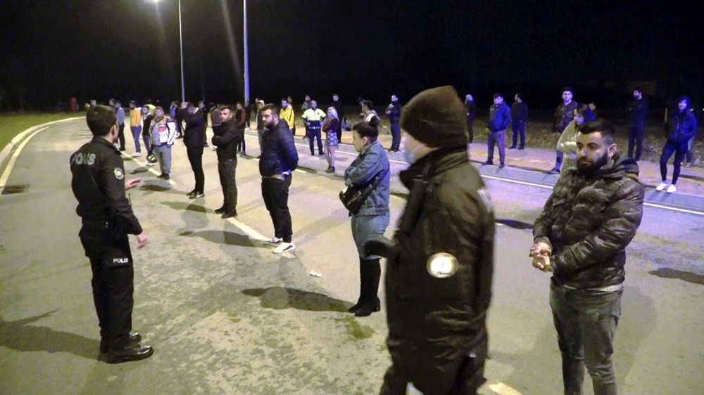 Polisten gece yarısı baskını: Önce korona önlemi sonra ceza