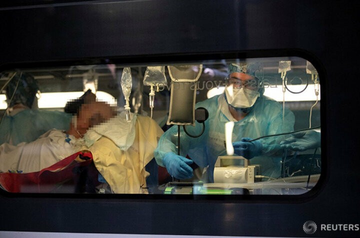 Fransa'da korona virüs hastaları trenle sevk edildi
