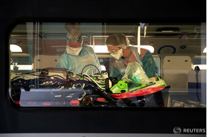 Fransa'da korona virüs hastaları trenle sevk edildi