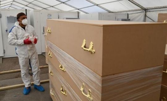 İngiltere'de caminin otoparkı geçici morga dönüştürüldü