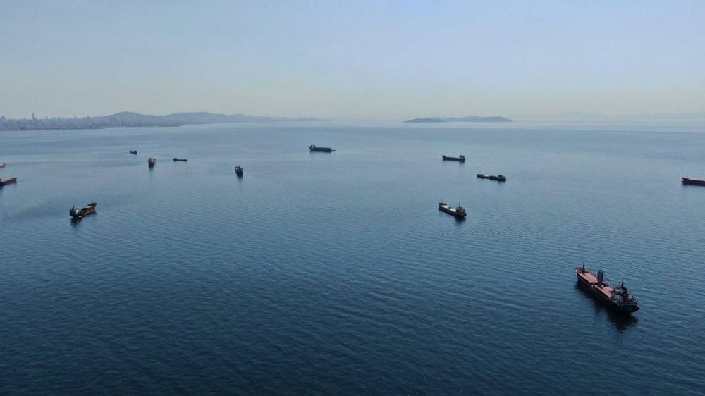 Zeytinburnu açıklarında onlarca gemi salgının bitmesini bekliyor