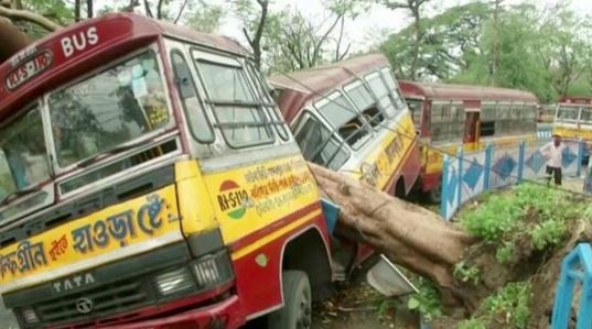 Hindistan ve Bangladeş'i vuran Amphan Kasırgası'nda 24 ölü