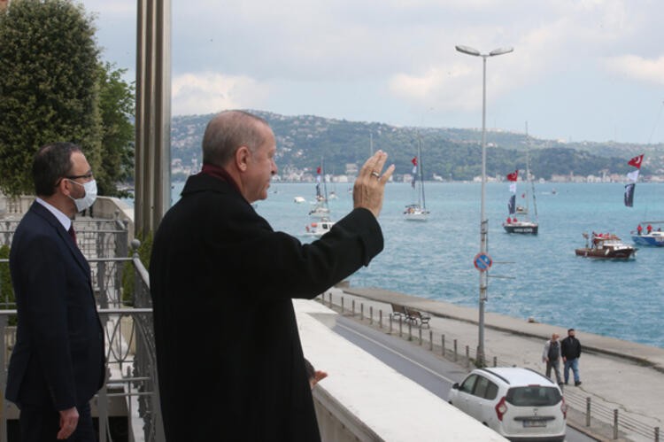 Erdoğan, fetih kutlamaları dolayısıyla Boğaz'dan geçen tekneleri selamladı